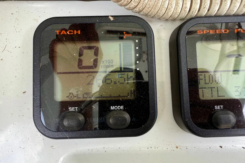 Slide: The Image of Tachometer and speed flow gauges on a 2015 Sea Hunt Ultra 234 boat dashboard. - 18