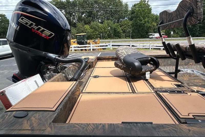 Slide: The Image of 2025 G3 Bay 19 GX Tunnel boat with Yamaha SHO VMAX engine, camo seating, and storage compartments. - 4