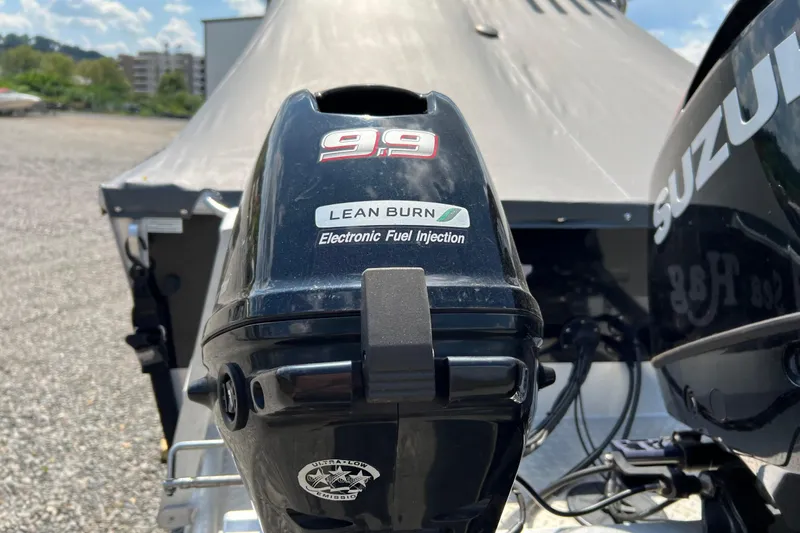 Slide: The Image of Outboard motor with Lean Burn electronic fuel injection on 2021 Hewescraft 220 Ocean Pro ET. - 10