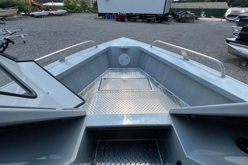 Slide: The Image of 2021 Hewescraft 220 Ocean Pro ET boat interior with diamond plate flooring. - 25