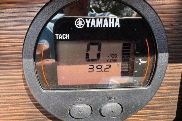Slide: The Image of Yamaha tachometer displaying 39.2 hours on a 2018 Four Winns HD220 OB boat. - 10