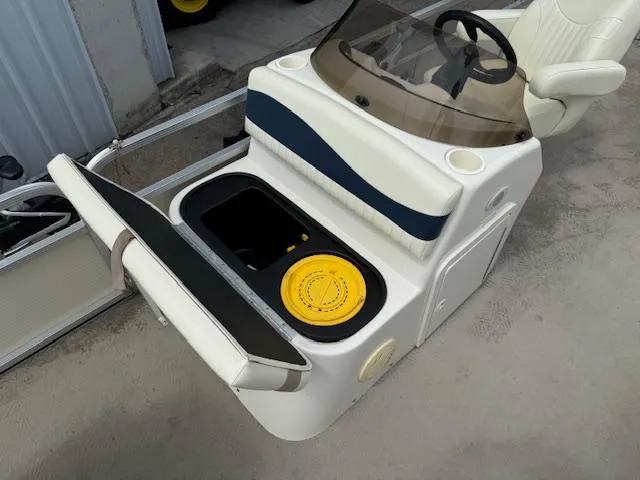 Slide: The Image of 2008 Bennington 2277FSi boat console with storage compartment and steering wheel. - 12
