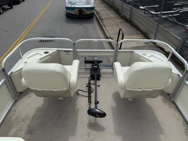 Slide: The Image of 2008 Bennington 2277FSi pontoon boat interior with white seating and trolling motor. - 8