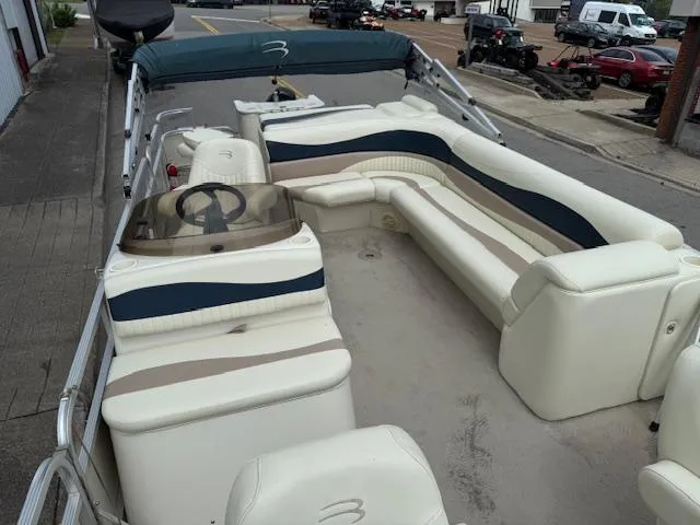 Slide: The Image of 2008 Bennington 2277FSi pontoon boat with spacious seating and steering console. - 9