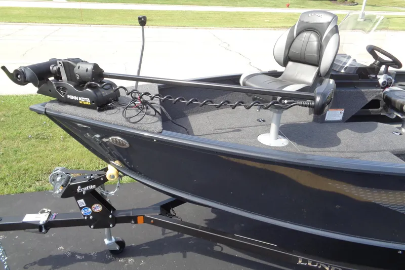 Slide: The Image of 2025 Lund 1675 Adventure SS boat with Minn Kota trolling motor and seating. - 9