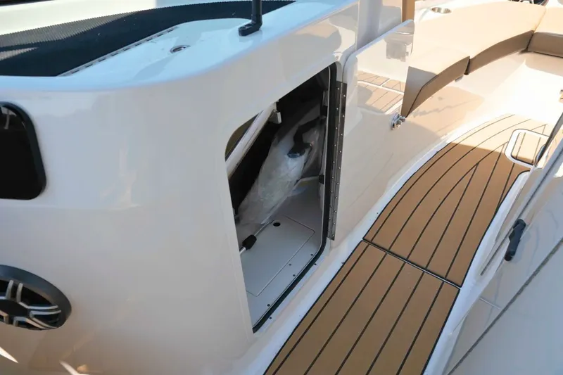 Slide: The Image of Sea Ray SDX 230 Surf 2026 - 18