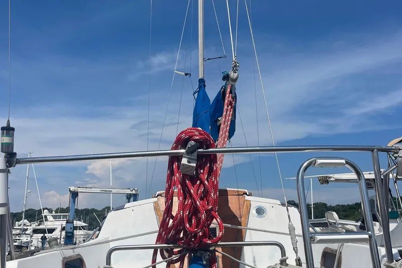 Slide: The Image of Catalina 22 sailboat deck with ropes and mast under clear blue sky. - 4