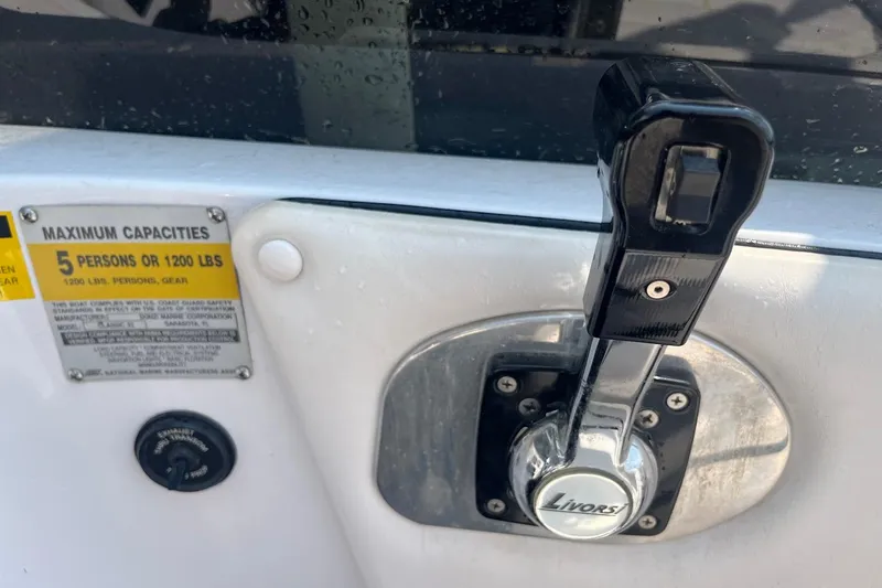 Slide: The Image of Throttle control and capacity label on a 1999 Donzi 22 Classic boat. - 15