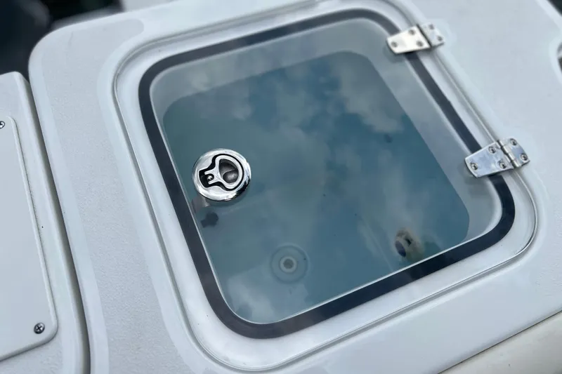 Slide: The Image of 2014 Sea Hunt Gamefish 27 livewell with secure latch and clear lid. - 12