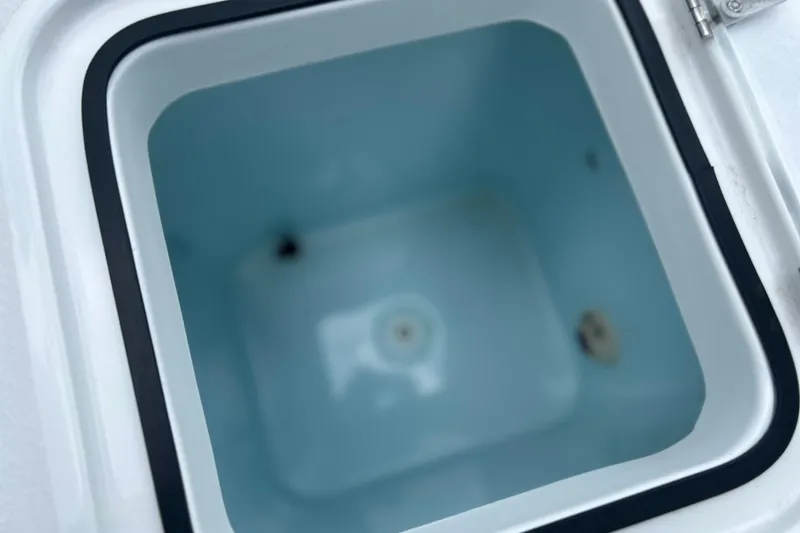 Slide: The Image of Livewell compartment on a 2014 Sea Hunt Gamefish 27 boat. - 15