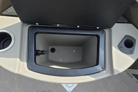 Slide: The Image of Livewell compartment on 2025 Sun Tracker Sportfish™ 20 DLX boat. - 8
