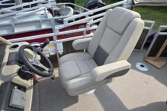 Slide: The Image of Captain's chair on 2025 Sun Tracker Sportfish™ 20 DLX pontoon boat, featuring a sleek helm. - 9