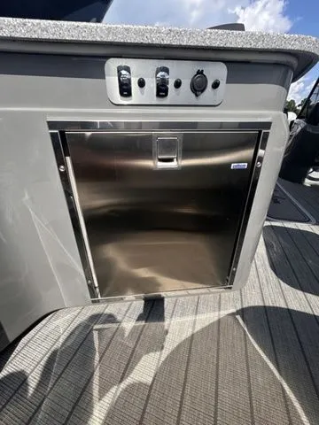 Slide: The Image of Avalon Excalibur Elite Windshield 25 FT 2023 - 10