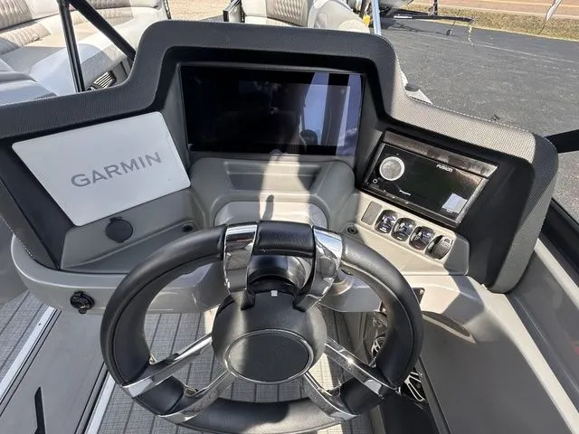 Slide: The Image of Avalon Excalibur Elite Windshield 25 FT 2023 - 11