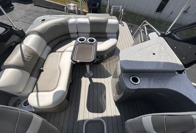 Slide: The Image of Avalon Excalibur Elite Windshield 25 FT 2023 - 7