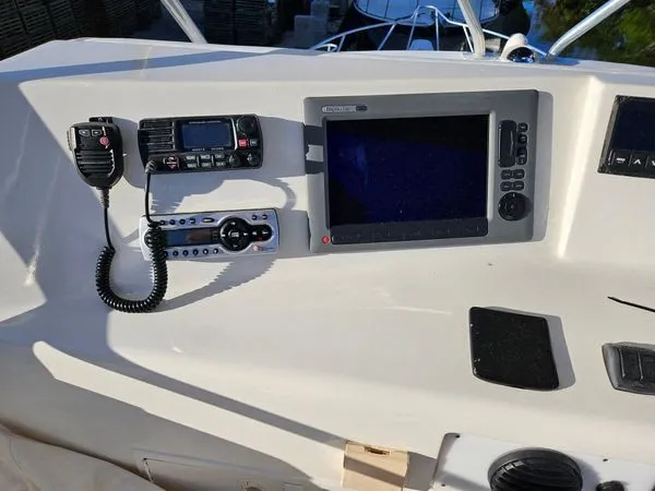 Slide: The Image of Hatteras 39 Convertible 1995 - 12