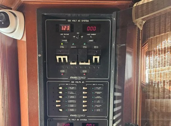 Slide: The Image of Hatteras 39 Convertible 1995 - 17