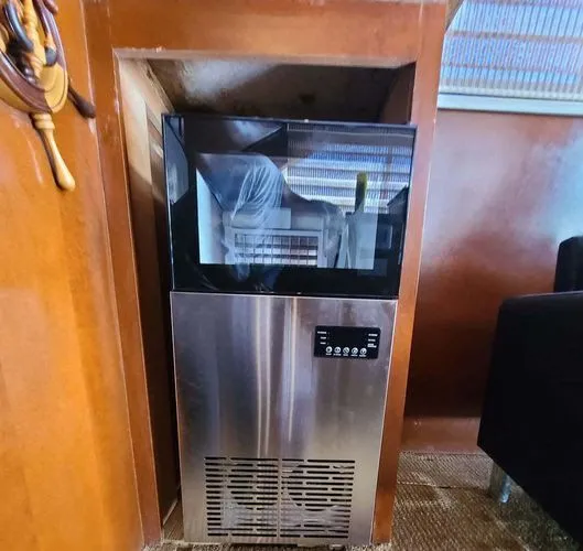 Slide: The Image of Hatteras 39 Convertible 1995 - 18