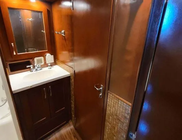 Slide: The Image of Hatteras 39 Convertible 1995 - 19