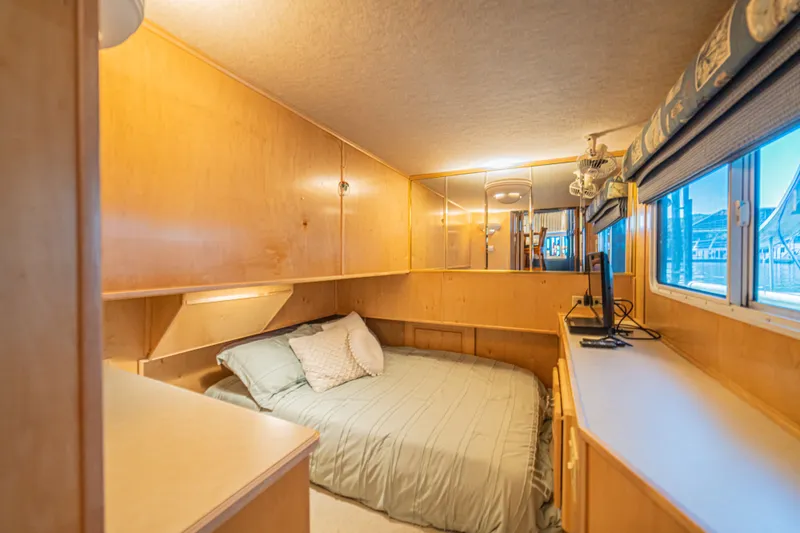 Slide: The Image of Sharpe 75' Houseboat 2001 - 56