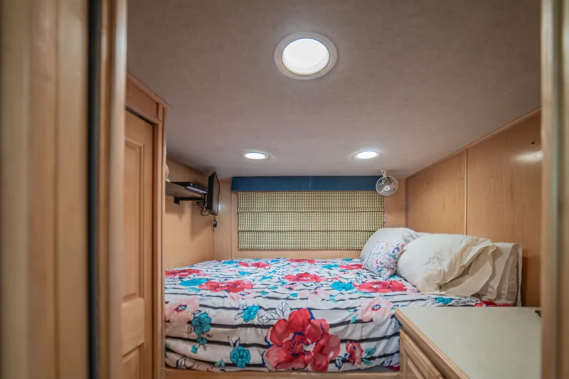 Slide: The Image of Sharpe 75' Houseboat 2001 - 61