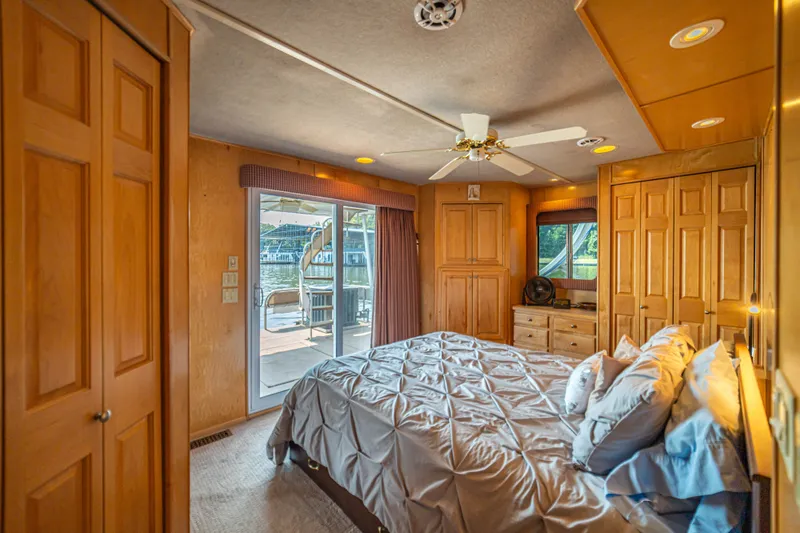 Slide: The Image of Sharpe 75' Houseboat 2001 - 66