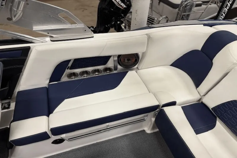 Slide: The Image of MasterCraft X22 2020 - 10