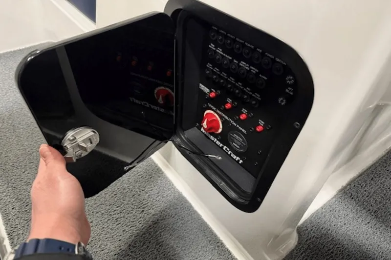 Slide: The Image of MasterCraft X22 2020 - 22