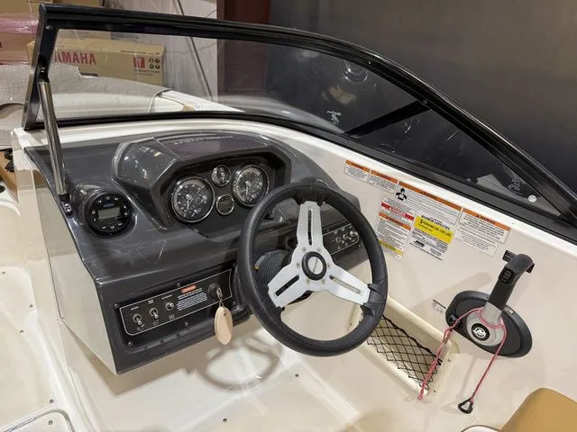 Slide: The Image of Bayliner VR5 Bowrider 2021 - 11