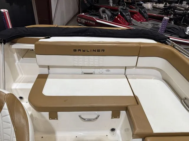 Slide: The Image of Bayliner VR5 Bowrider 2021 - 13