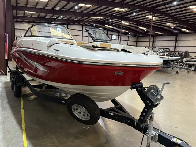 Slide: The Image of Bayliner VR5 Bowrider 2021 - 3