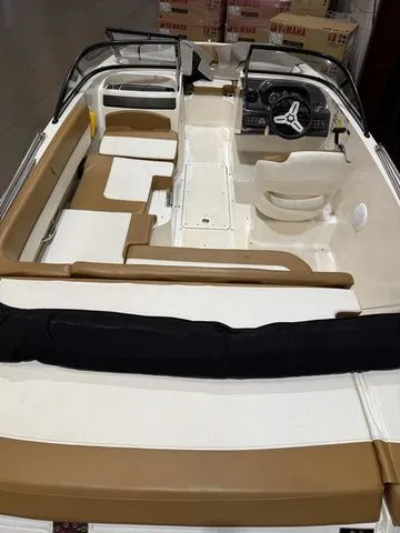 Slide: The Image of Bayliner VR5 Bowrider 2021 - 6