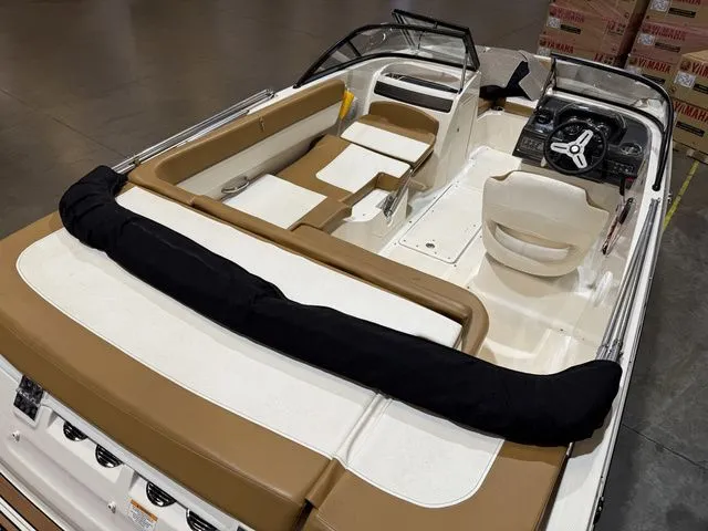 Slide: The Image of Bayliner VR5 Bowrider 2021 - 7