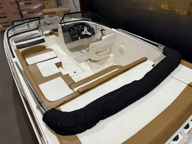 Slide: The Image of Bayliner VR5 Bowrider 2021 - 8