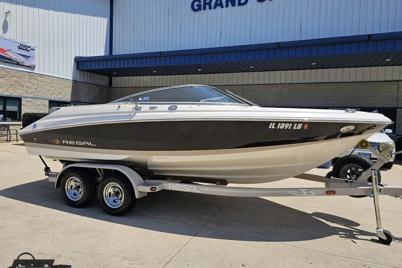 Slide: The Image of 2007 Regal 2000 Bowrider boat on trailer outside dealership. - 7