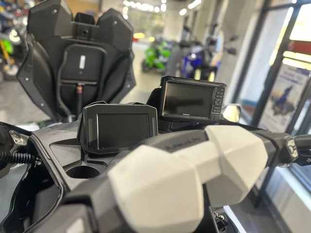 Slide: The Image of Kawasaki Ultra® 160LX-S Angler 2025 - 10