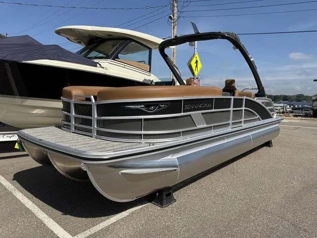 The Image of Bennington M Center Swingback 24 MCSB Tritoon 2026 - undefined