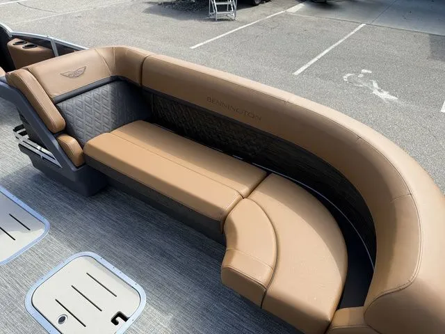 Slide: The Image of Bennington M Center Swingback 24 MCSB Tritoon 2026 - 11