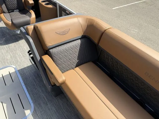 Slide: The Image of Bennington M Center Swingback 24 MCSB Tritoon 2026 - 13