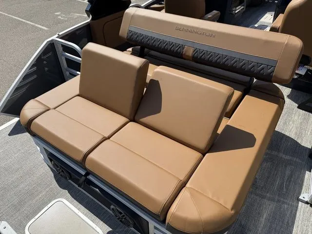 Slide: The Image of Bennington M Center Swingback 24 MCSB Tritoon 2026 - 32