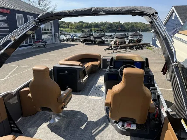 Slide: The Image of Bennington M Center Swingback 24 MCSB Tritoon 2026 - 36