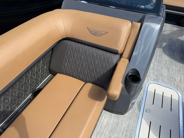 Slide: The Image of Bennington M Swingback 24 MCSB Tritoon 2026 - 10