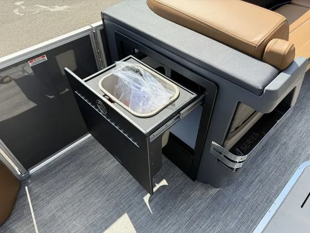 Slide: The Image of Bennington M Swingback 24 MCSB Tritoon 2026 - 19