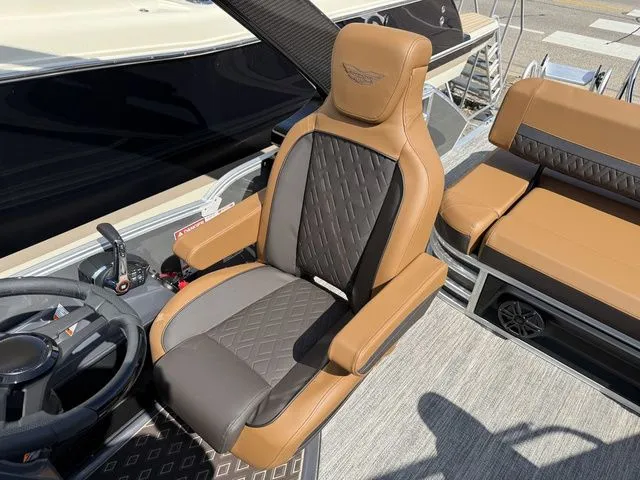 Slide: The Image of Bennington M Swingback 24 MCSB Tritoon 2026 - 22