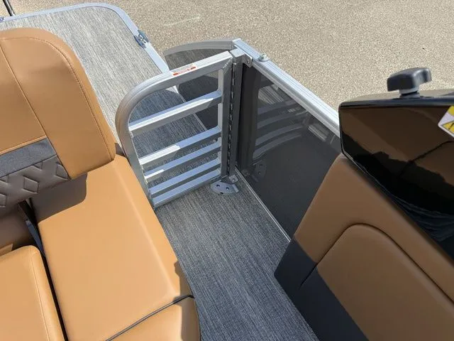 Slide: The Image of Bennington M Swingback 24 MCSB Tritoon 2026 - 29