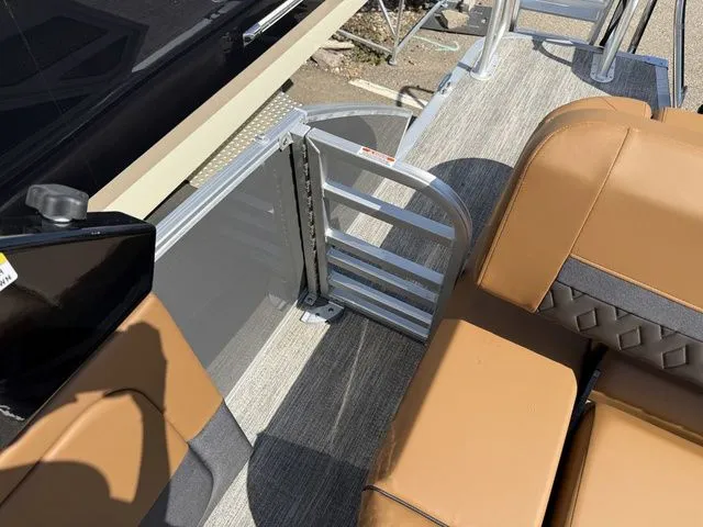 Slide: The Image of Bennington M Swingback 24 MCSB Tritoon 2026 - 30