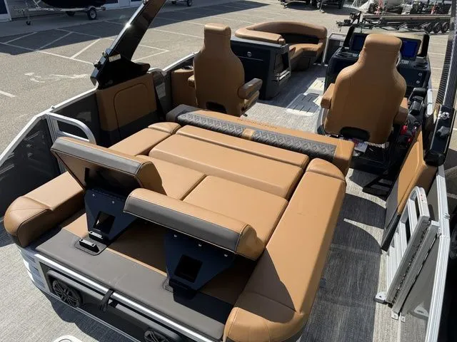 Slide: The Image of Bennington M Swingback 24 MCSB Tritoon 2026 - 33