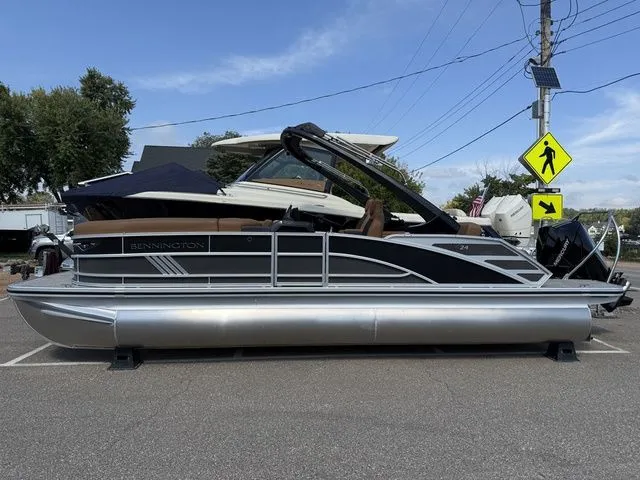 Slide: The Image of Bennington M Swingback 24 MCSB Tritoon 2026 - 4