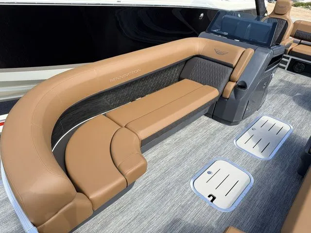 Slide: The Image of Bennington M Swingback 24 MCSB Tritoon 2026 - 8