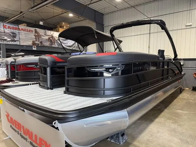 Slide: The Image of Bennington M Center Swingback 26 MCSB Tritoon 2026 - 1